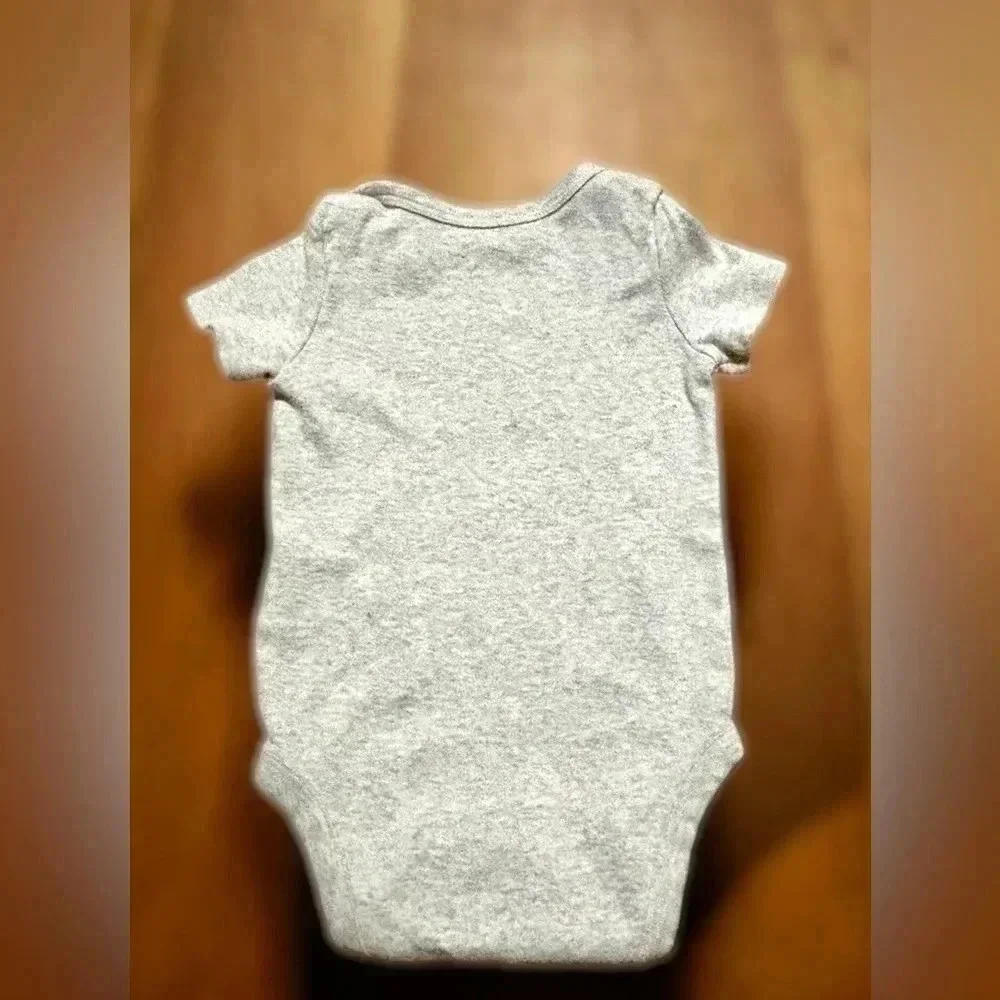 NWOT 0-3 month “Built to Be Happy” grey SS onesie.